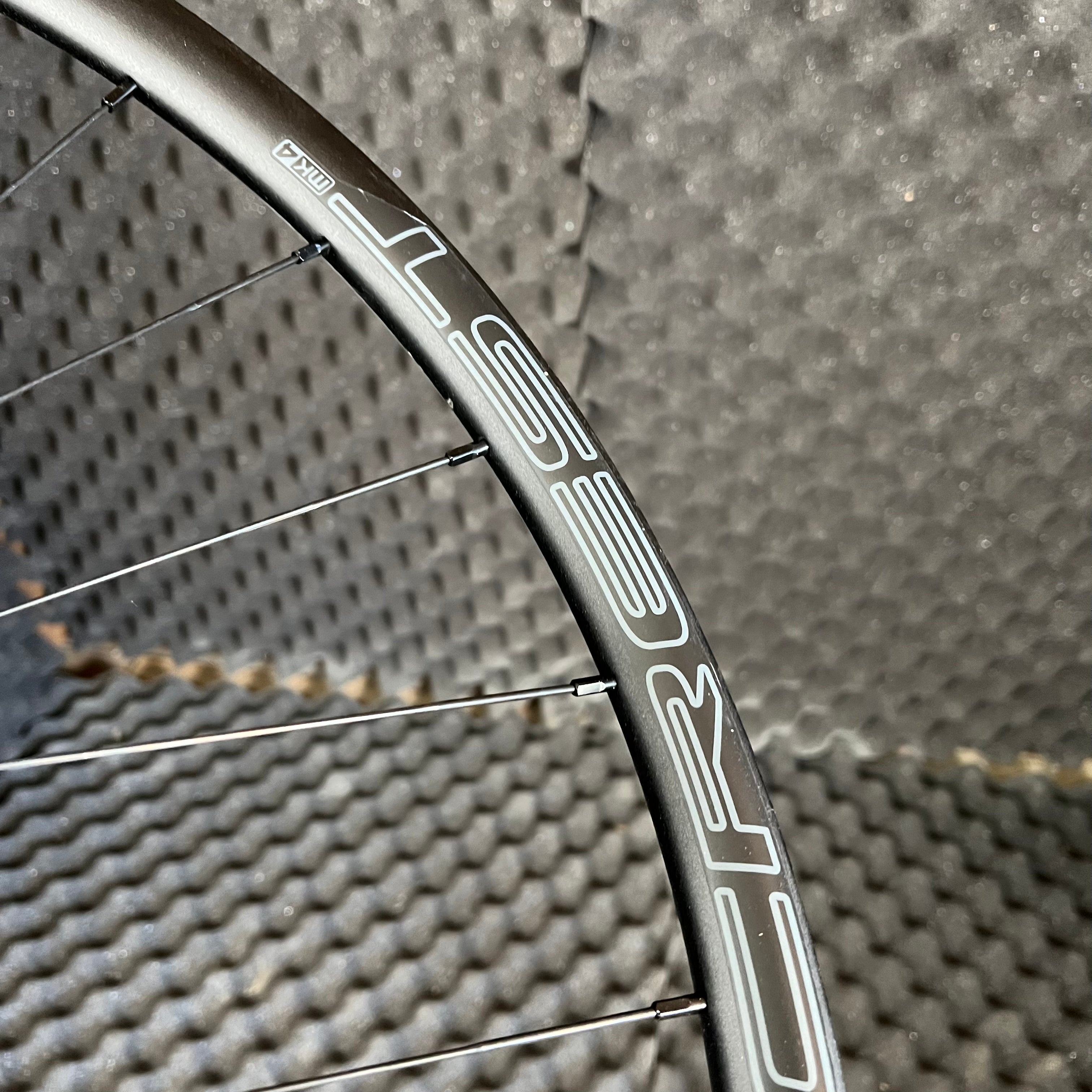 1530 gram Notubes Crest MK4 XC Wheelset