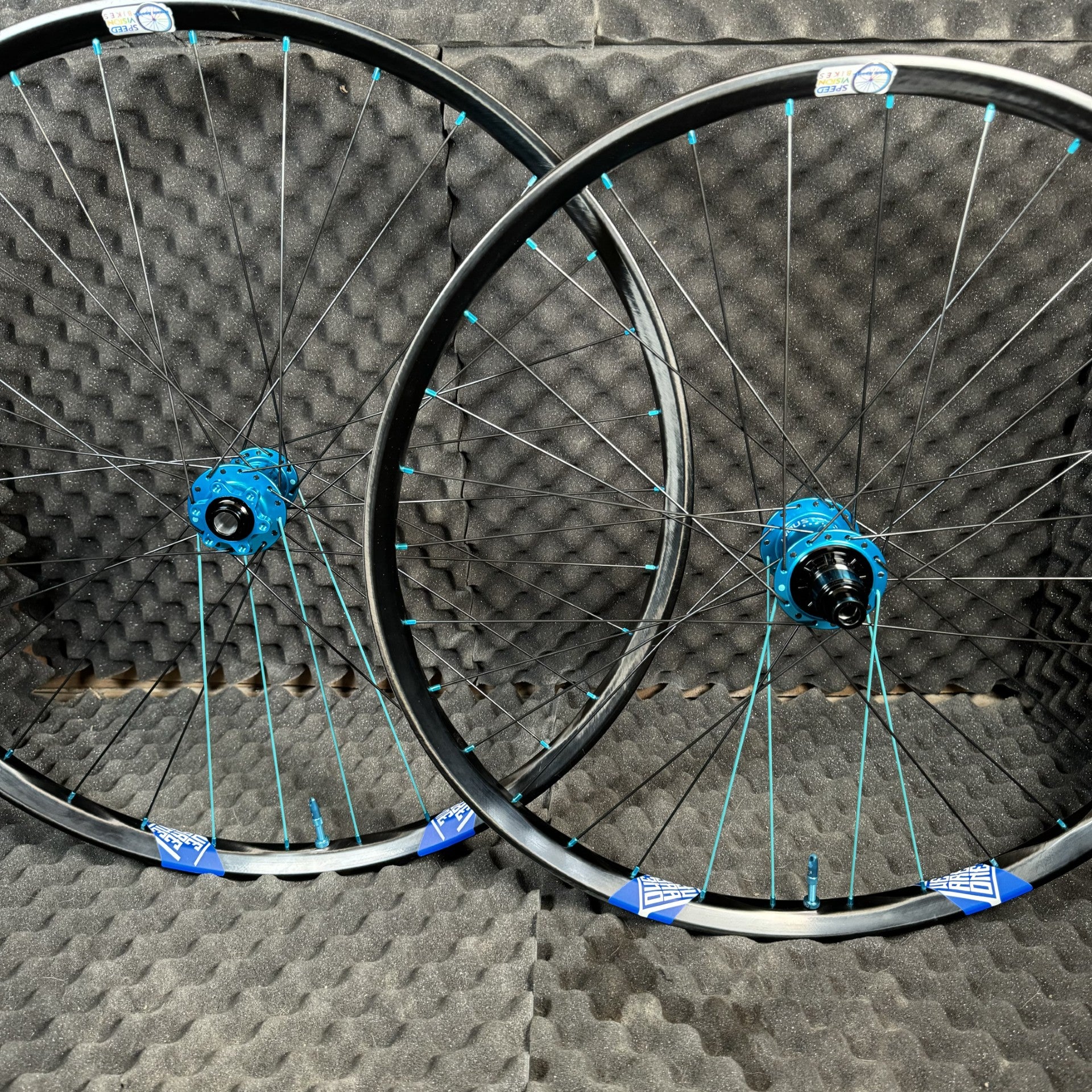 Carbon We Are One Triad Trail/Enduro Rims Boost Hydra Hubs