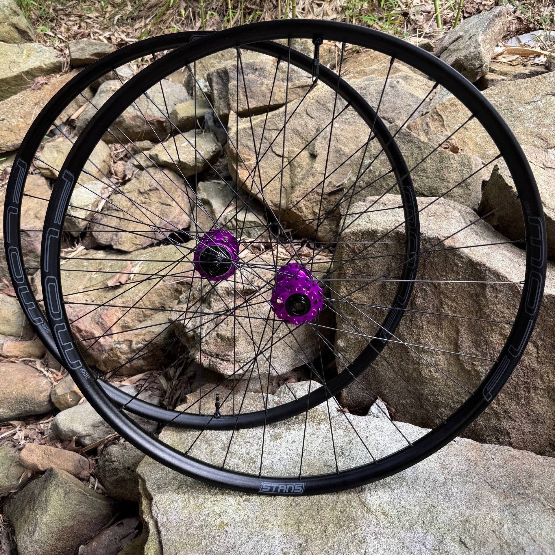 Big MTN Wheels: I9 hydra 2 with notubes Flow EX3 rims.