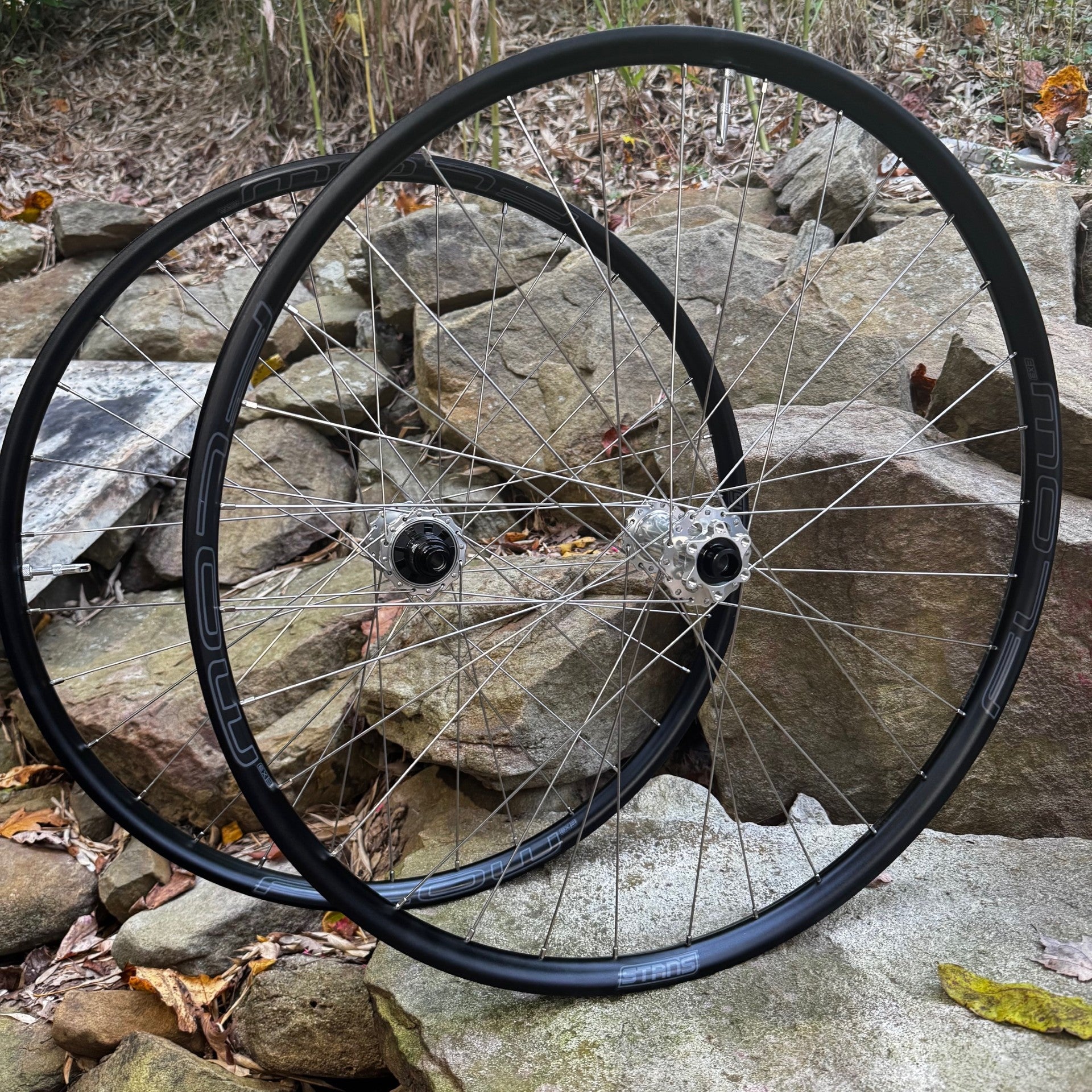 Classic Silver I9 Hydra H2 hubs with Flow mk4 Hard Trail rims
